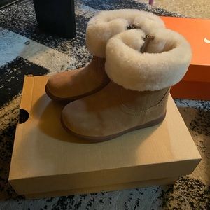 Toddler uggs size 8. Color beige